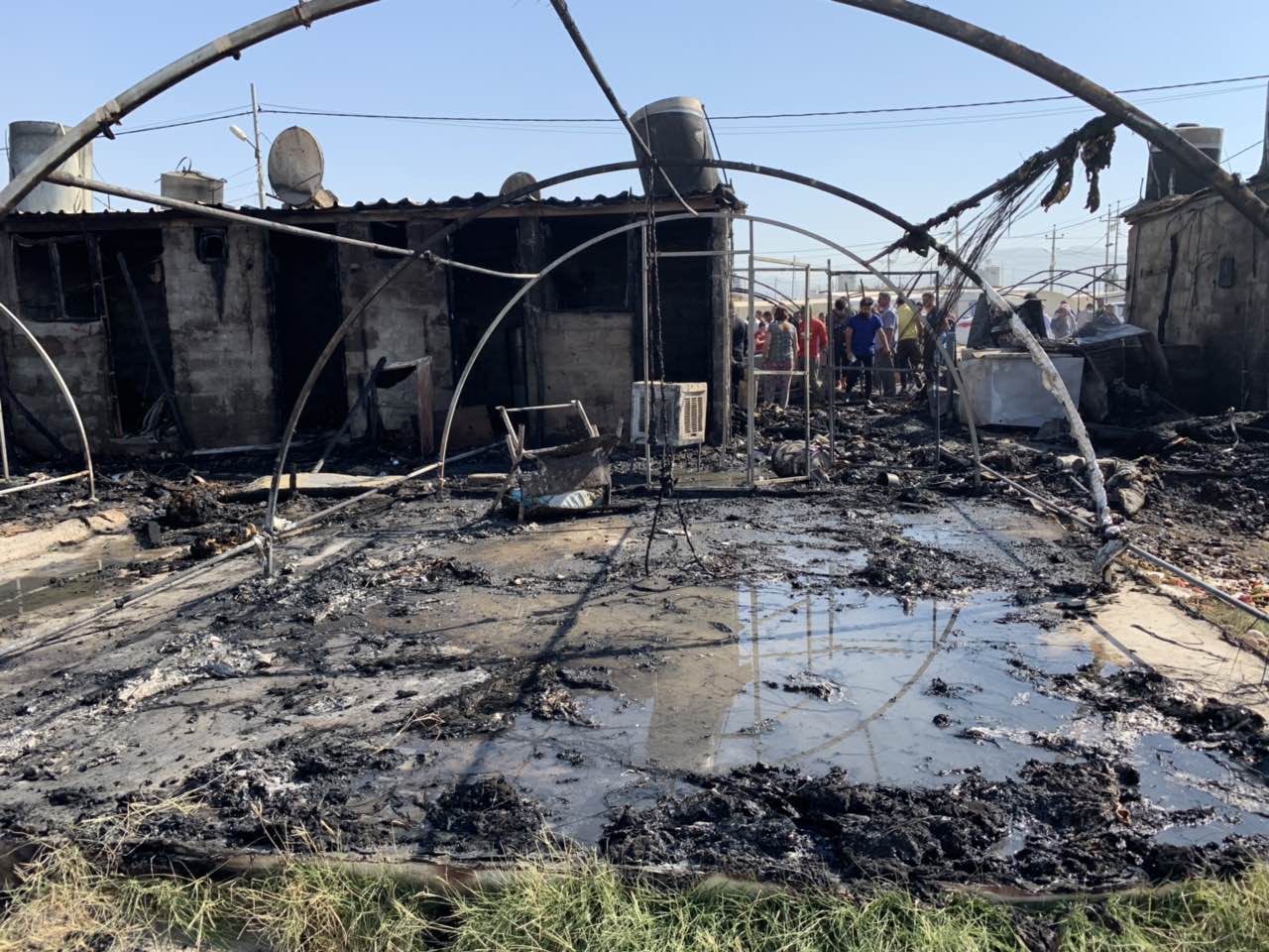 اندلعت النيران في مخيم شامشكو، الذي اُنشئ عام 2015، ويقطن فيه نحو خمسة آلاف من النازحين الايزيديين ومعظمهم من سنجار